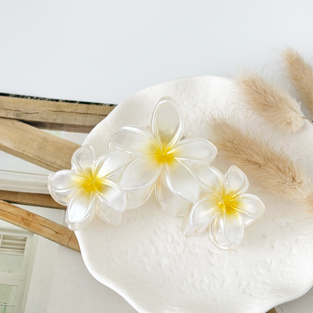 Coconut Lane Triple Flower Claw Clip - White
