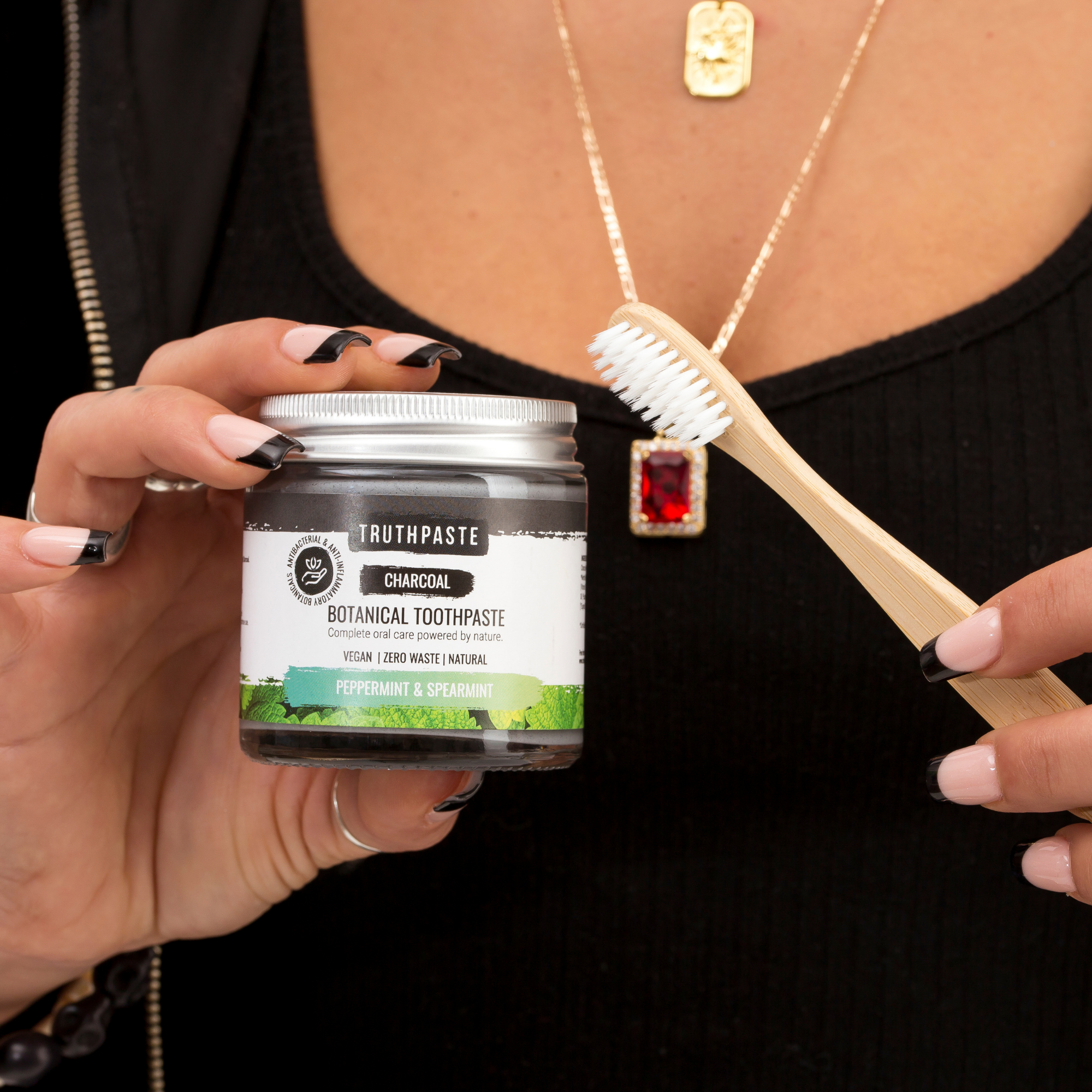 Truthpaste Botanical Toothpaste Charcoal: Peppermint & Spearmint 100ml