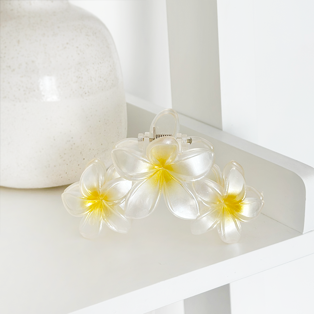 Coconut Lane Triple Flower Claw Clip - White
