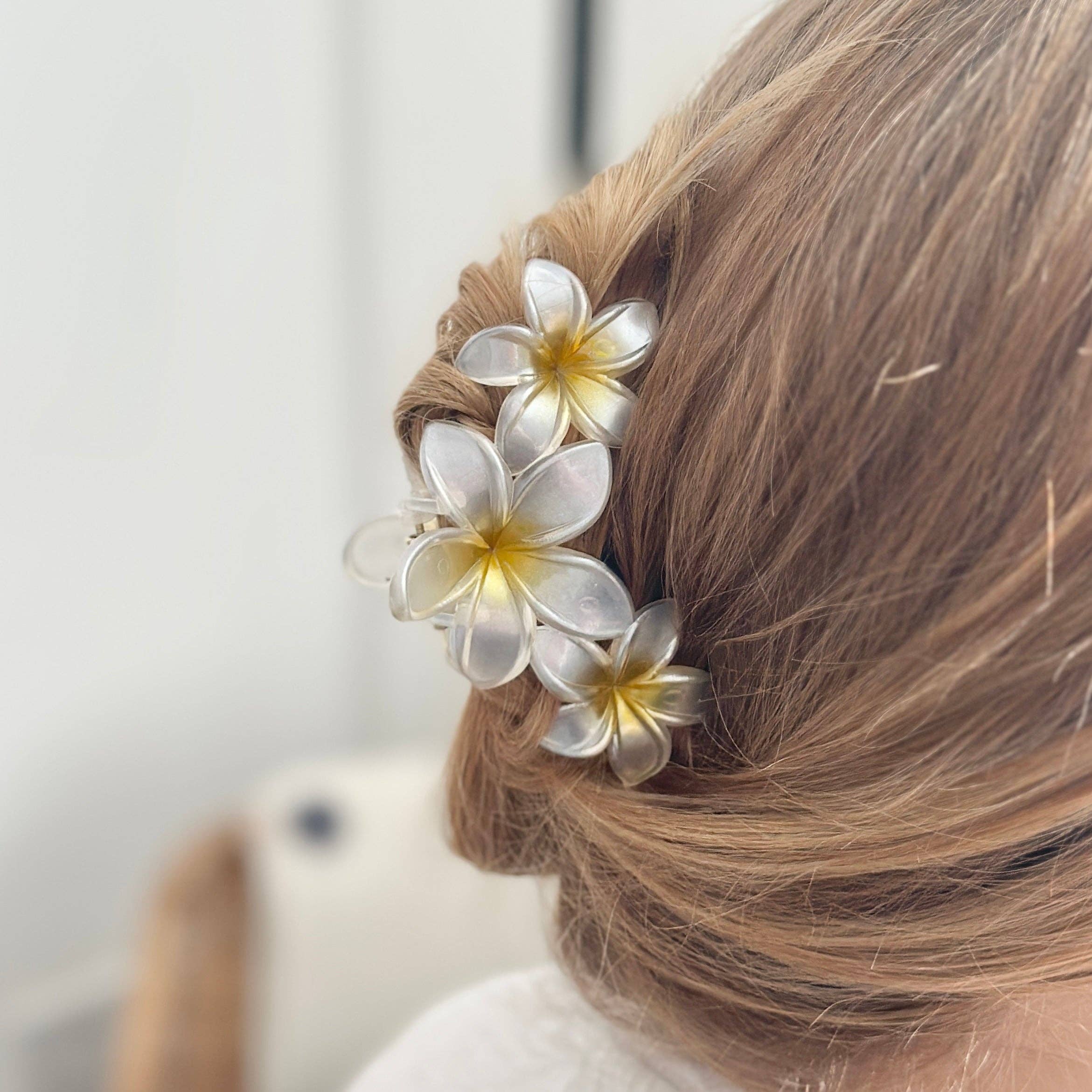 Coconut Lane Triple Flower Claw Clip - White