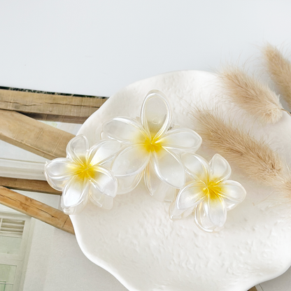 Coconut Lane Triple Flower Claw Clip - White