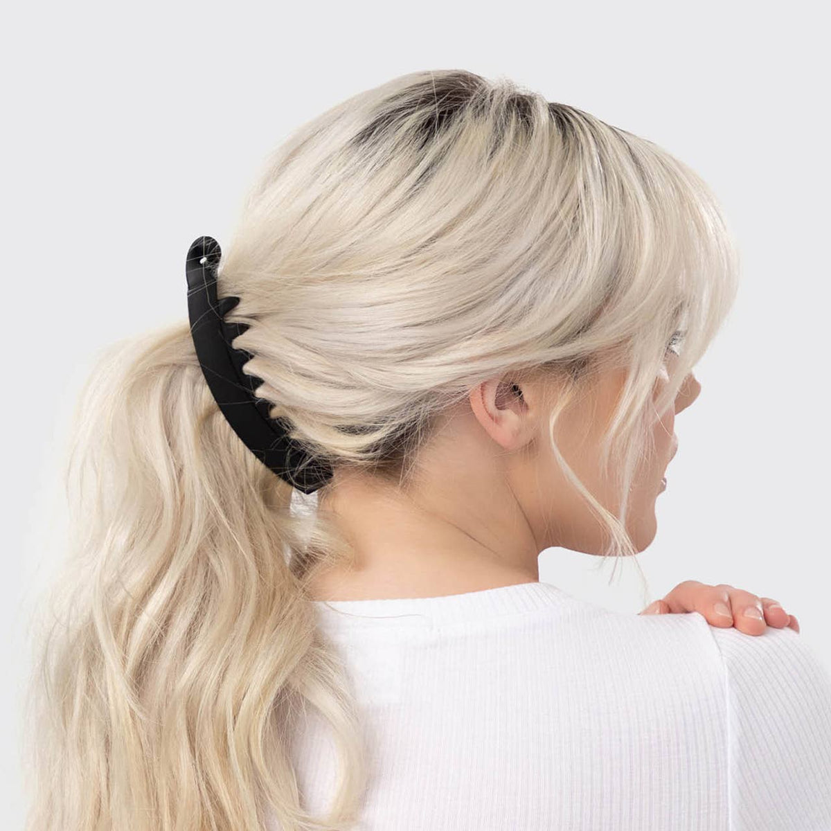 Blonde model with long pony tail wearing a Kitsch Banana Clip in Black