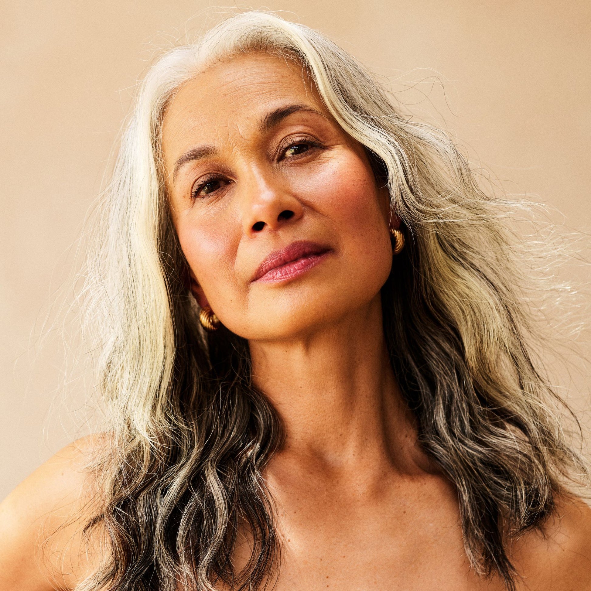 Model with soft grey textured hair styled with a natural, air-dried finish for Innersense Air Dry Styling Cream