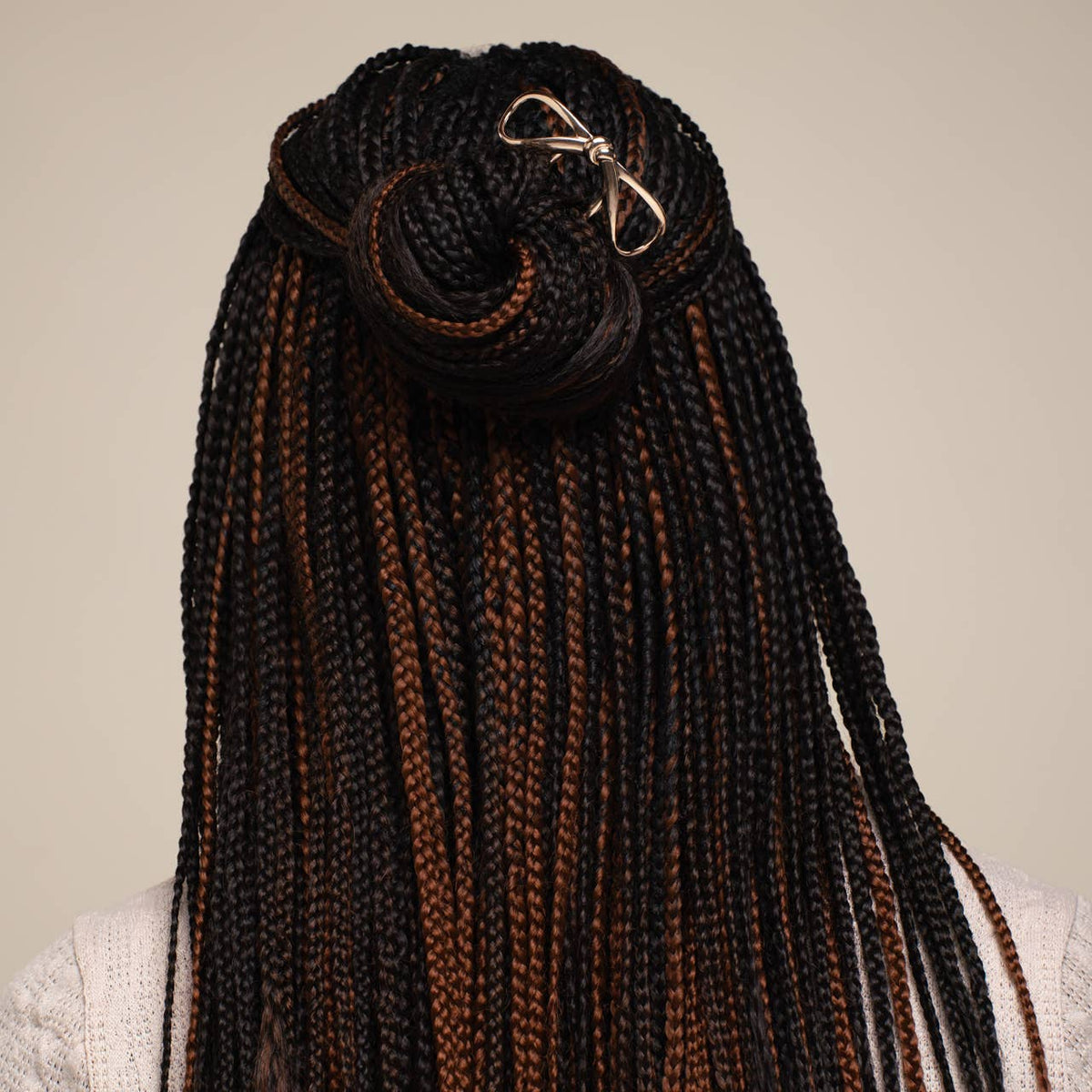 Braided hair extensions Kitsch Mini Metal Bow French Hair Pin – Gold  on a neutral background