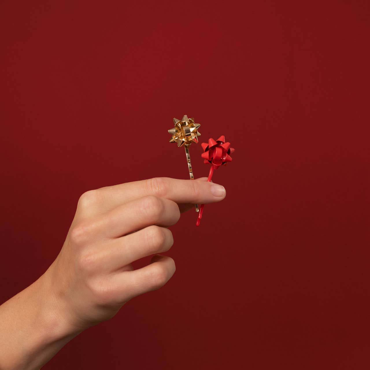 Kitsch Metal Gift Bow Bobby Pins 4pc Set - Red & Gold
