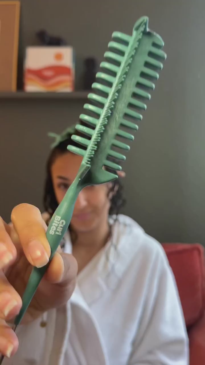 Load video: Curl Bites Curl Clump Precision Comb