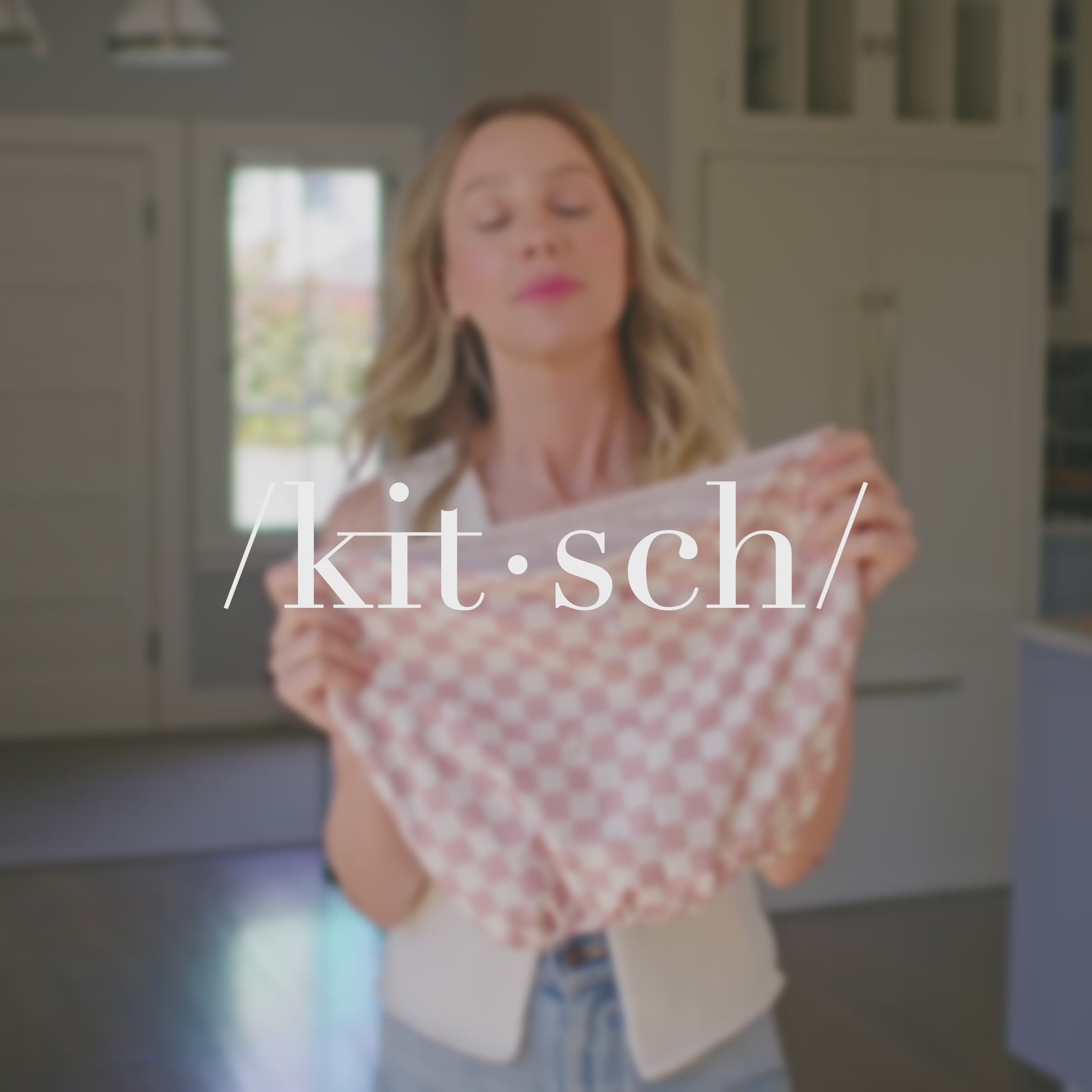Load video: Kitsch Satin Lined Flexi Shower Cap - Terracotta Checker