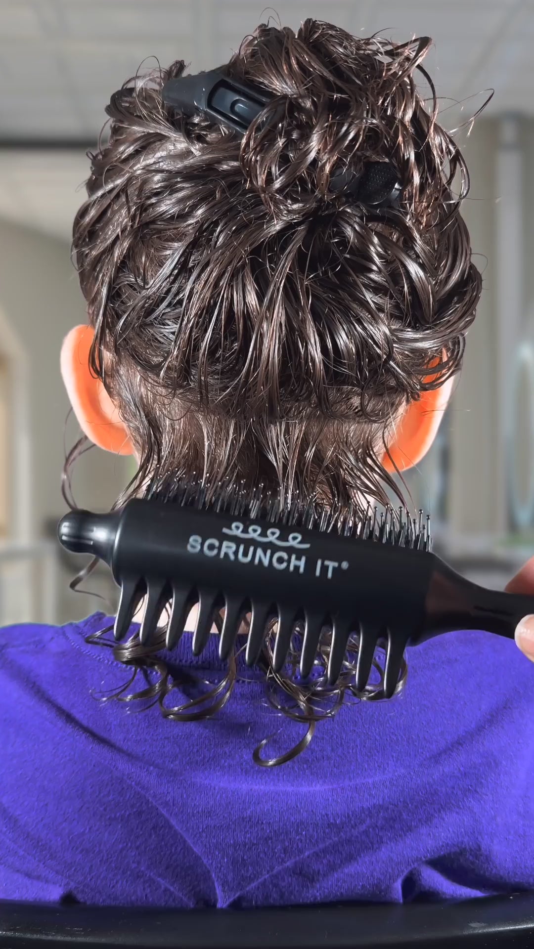 Load video: Scrunch It Brush x Pretty Curly Girl - Small Clumps