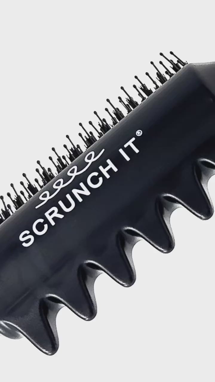 Load video: Scrunch It Brush x Pretty Curly Girl - Small Clumps
